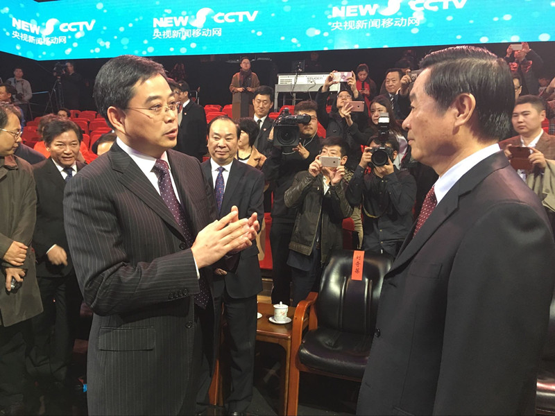 刘奇葆部长与宁波广电集团总编辑徐方亲切交谈，勉励宁波广电注重内容建设，办出特色，全力推进媒体融合发展。.jpg