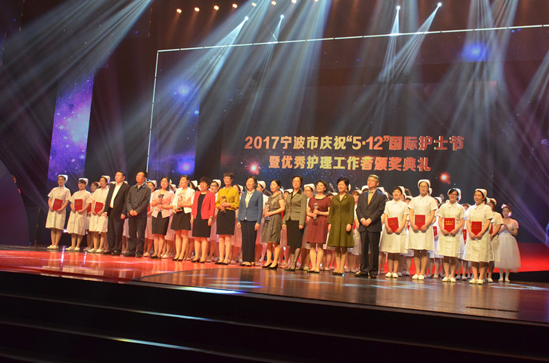 出席颁奖活动的领导与全体获奖者合影.JPG