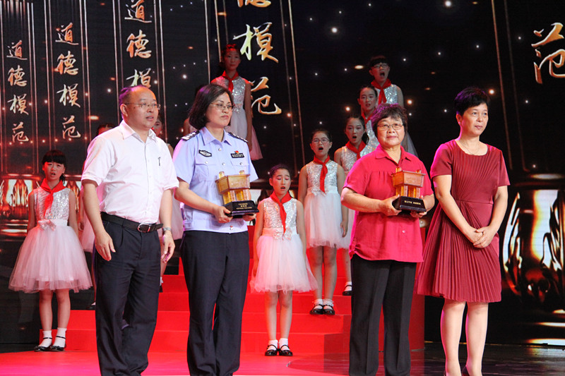 胡朝霞、周秀芳获选宁波市道德模范评选获得助人为乐模范.JPG
