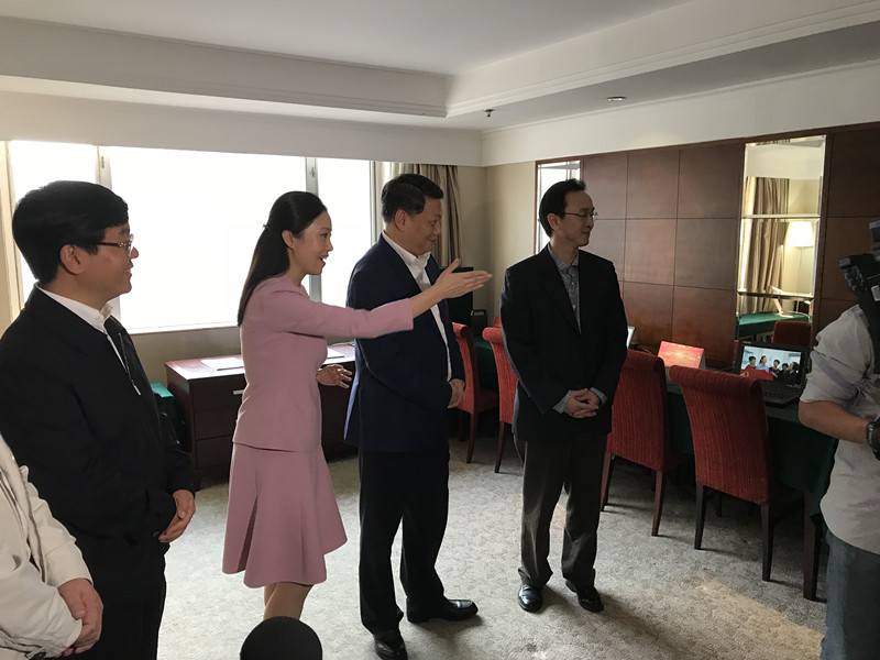 唐一军、万亚伟、施惠芳等领导看望慰问在京的新闻工作者.jpg