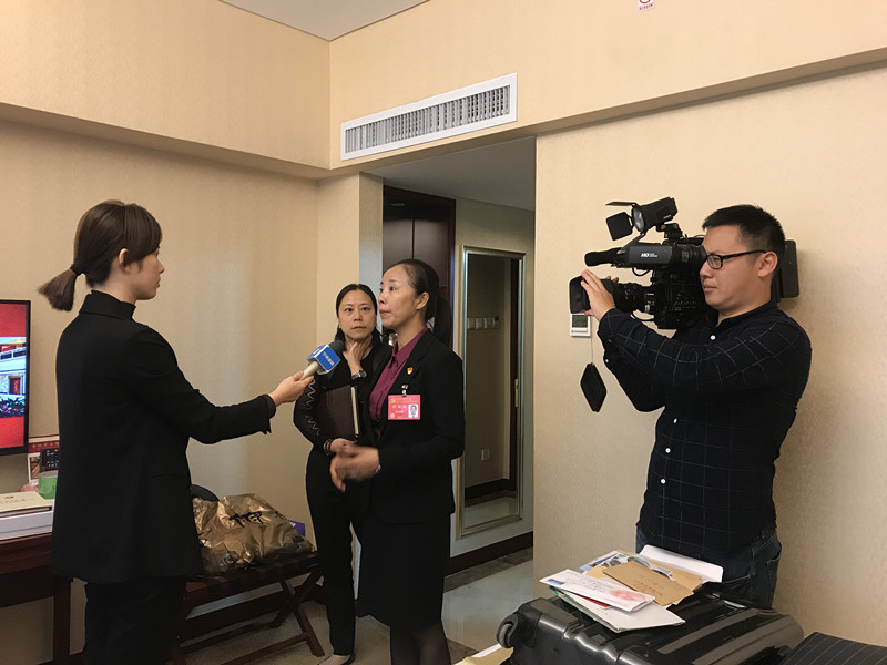 报道组采访我市十九大代表之一的陈霞娜.jpg