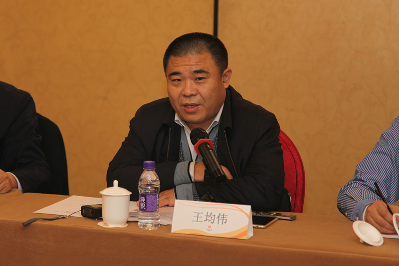 中央文献研究室第二编研部主任王均伟在座谈会上发言.jpg