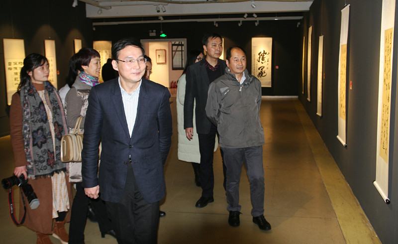 广电集团领导与嘉宾参观作品_副本.jpg