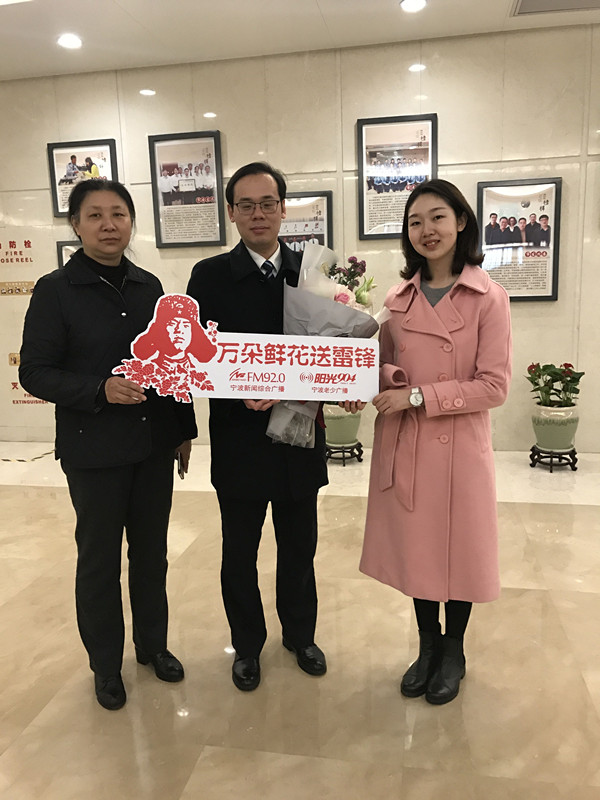 QQ图片万朵鲜花送雷锋3.jpg