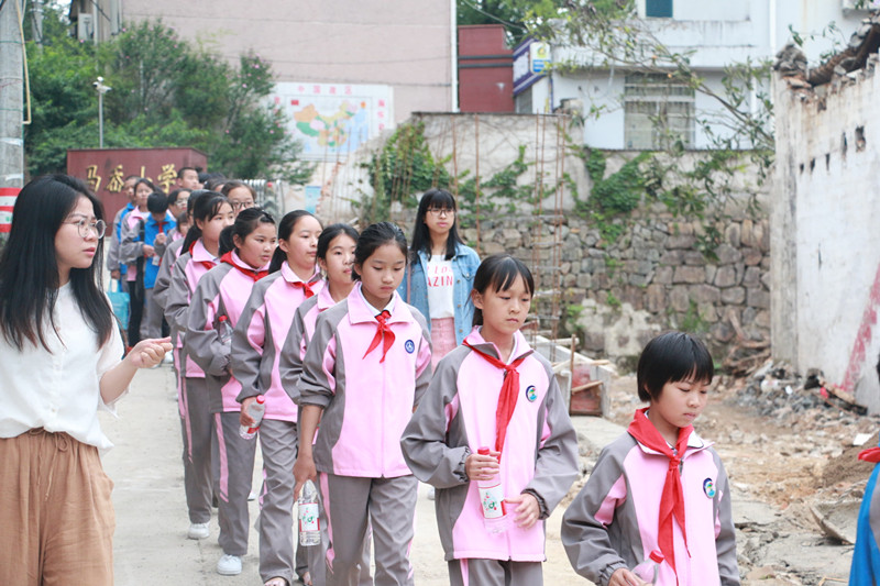 宁海县深甽镇马岙小学的孩子们受邀观看演出.jpg