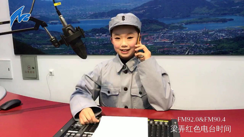 红色小主播在直播间进行视频连线.jpg