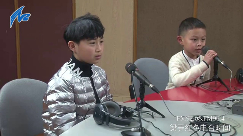 小朋友表演红歌串烧.jpg
