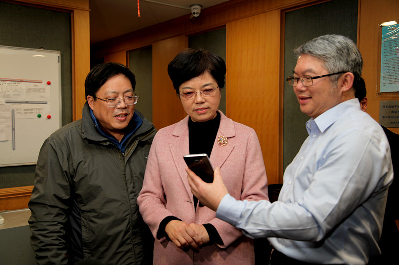 2余红艺慰问经济广播.jpg