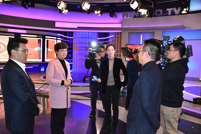 6参观高清演播室.JPG