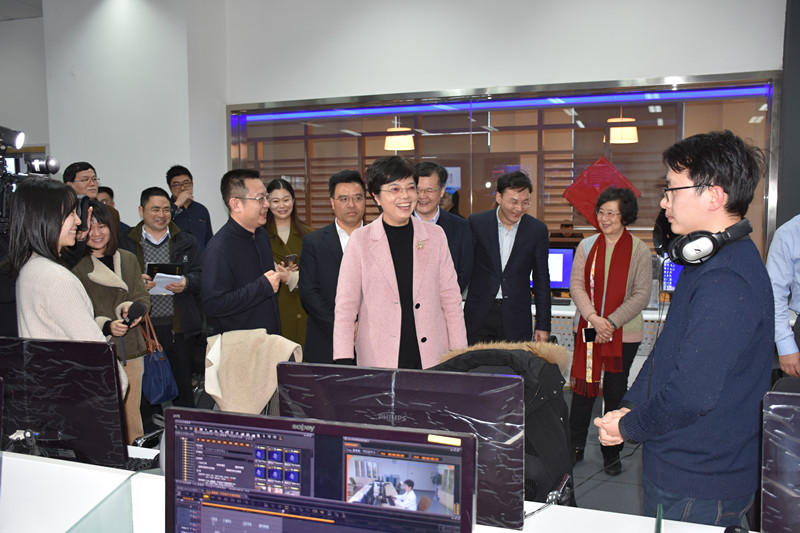 7余红艺与一线采编播人员亲切交谈.JPG