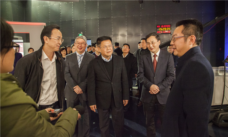 郑书记考察高清新闻演播室.jpg