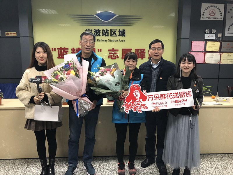 “万朵鲜花送雷锋”第三路送花使者叶秀少、吴巧为“蓝精灵”志愿驿站志愿者送花.jpg
