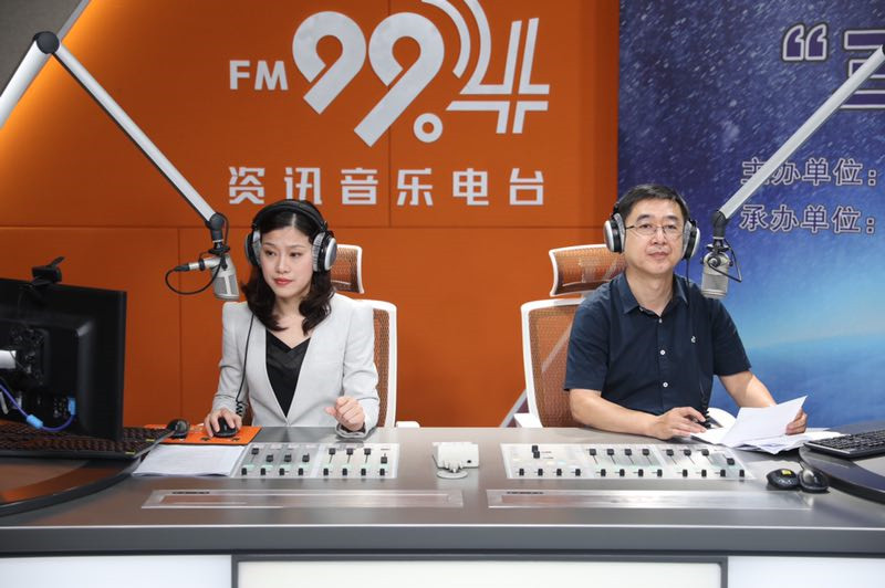 FM92.0主持人宏伟和FM99.4主持人春芬.jpg