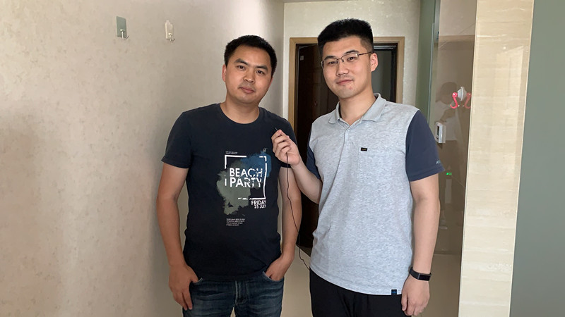 记者李明远在宁波瑞凌新能源科技有限公司人才房内采访住户.jpg