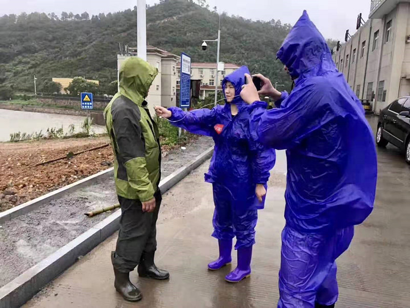 宁聚记者全松彬、顾琼波在象山松兰山大目湾龙洞码头防台抗台现场采访.jpg