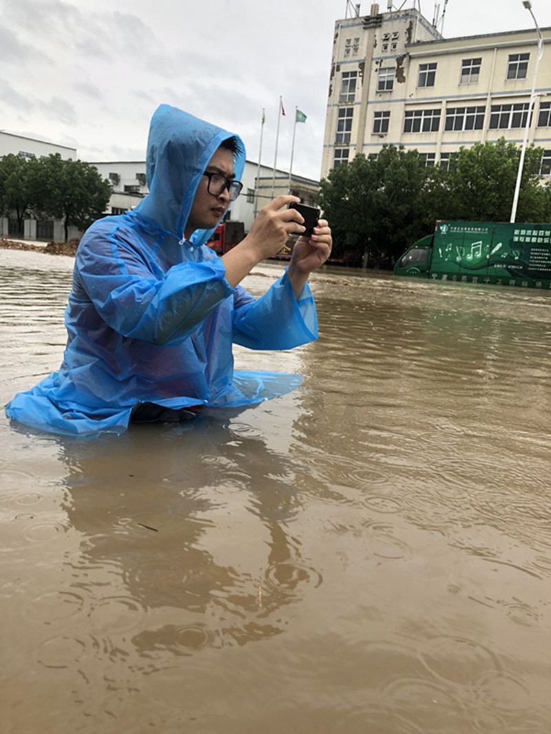 宁聚记者王福寿在海曙区洞桥镇台风现场采访.jpg