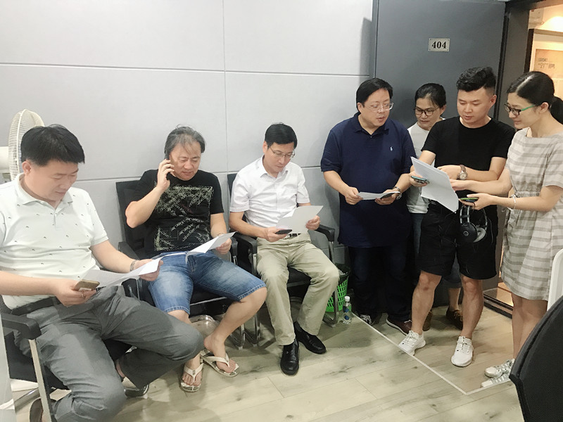 广播各频率工作人员讨论防台抗台并机直播连线内容.JPG