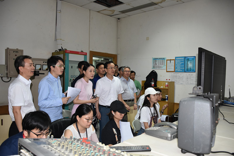 市委常委 宣传部部长万亚伟慰问宁聚一线采编人员.JPG