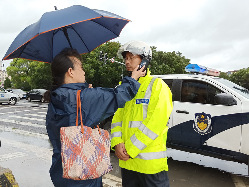 交通广播记者梁瑾在采访正在值勤的交警.jpg