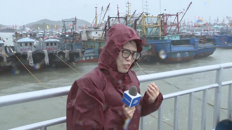 风大雨大，《宁波新闻》记者郑吟在象山石浦出口播.jpg