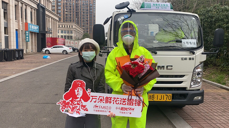 新闻综合广播记者吴巧向海曙区环卫车队清运班长严涛献花.jpg