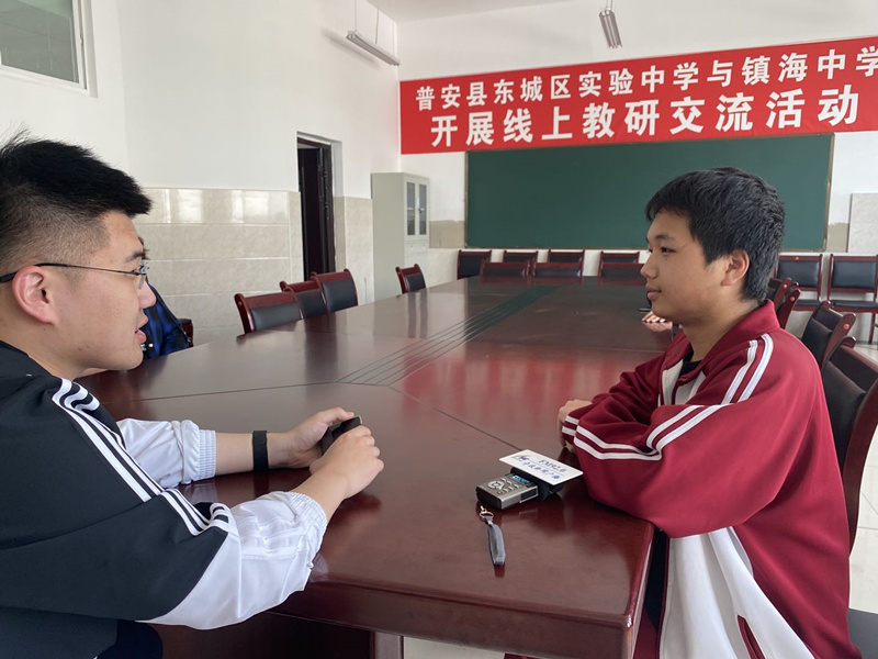 新闻广播记者李明远采访教育扶贫点.jpg