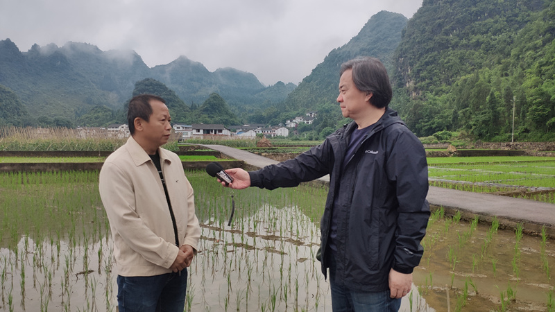 新闻广播副总监吕岸采访黔西南农业农村干部.jpg