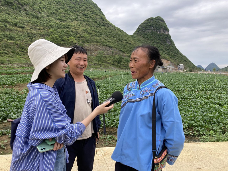 新闻广播记者吴巧采访供港蔬菜基地农户.jpg
