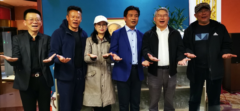 领导和专家审片花后合影.png