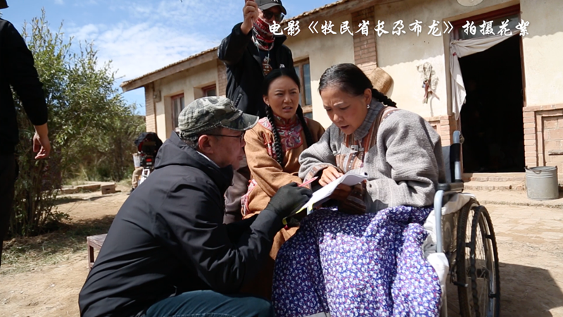 导演在片场与主演说戏.png