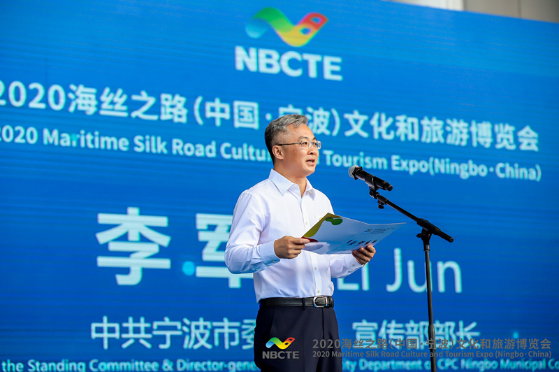 李军主持.jpg