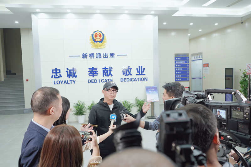 插图1： 朱导接受媒体采访.jpg