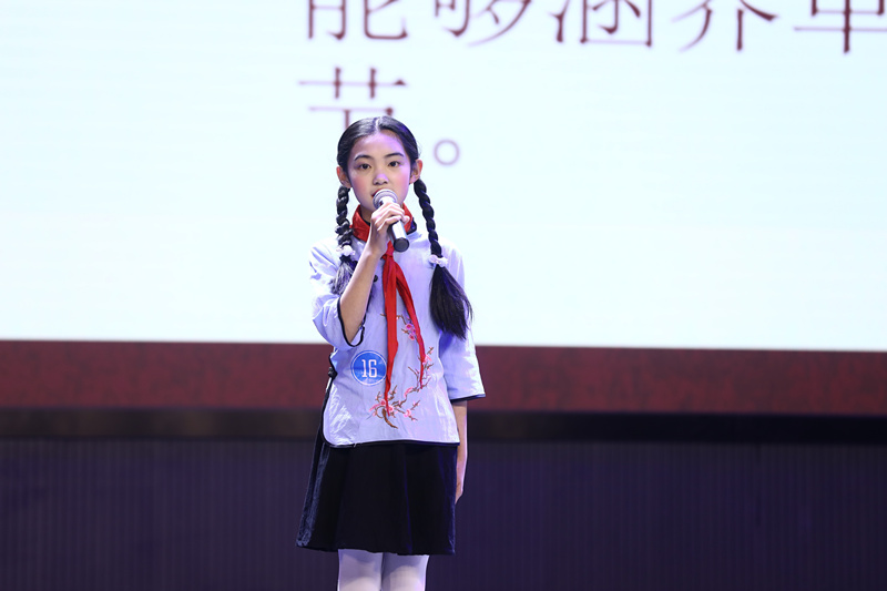 16号选手在朗诵图片.jpg