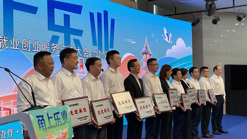 市委书记彭佳学为获奖者颁奖.jpg