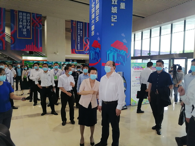 市委书记彭佳学现场参观考察.jpg