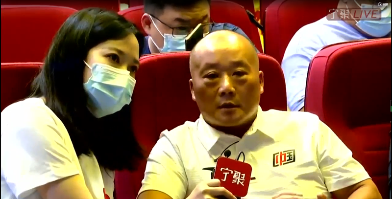 宁波运动员石智勇夺冠 鄞江举重基地观赛采访直播中2_副本.png