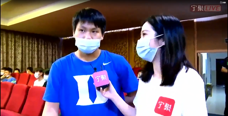 宁波运动员石智勇夺冠 鄞江举重基地观赛采访直播中3_副本.png