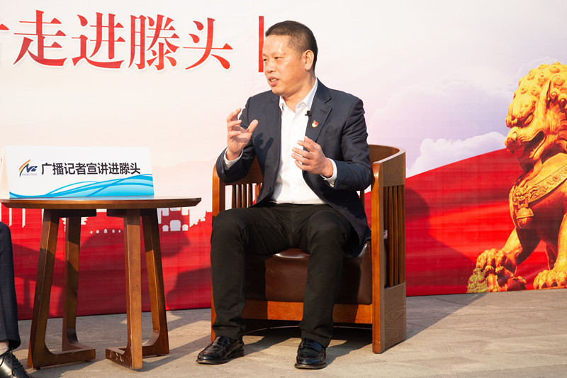 滕头村党委书记傅平均与记者互动_副本.jpg