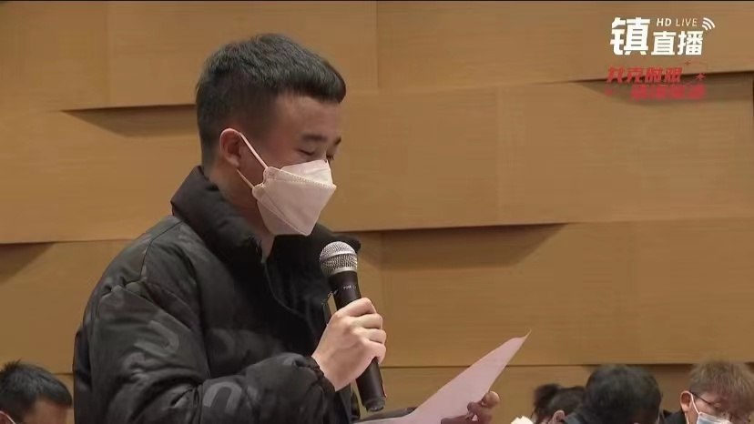 记者吴昊在新闻发布会现场提问.jpg
