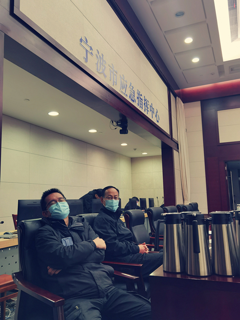 记者翁常春凌晨2点在市应急指挥中心待命.jpg