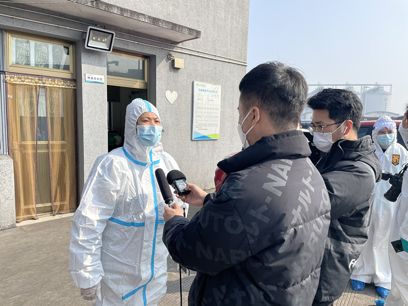 记者吴昊在镇海采访医护人员.jpg