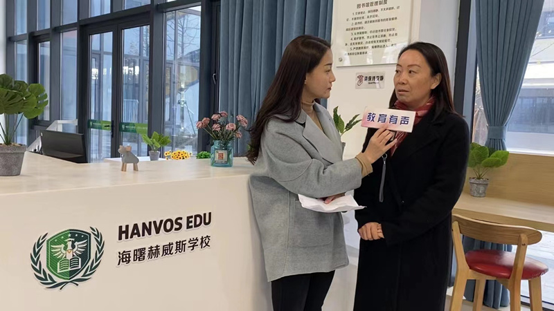记者徐宁在一线采访.jpg