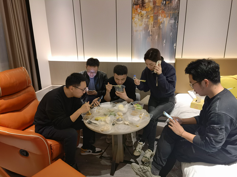 记者吴昊在镇海采访间隙工作餐.jpg