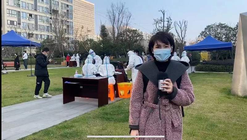 新闻广播记者吴巧在核酸检测现场做报道.jpg