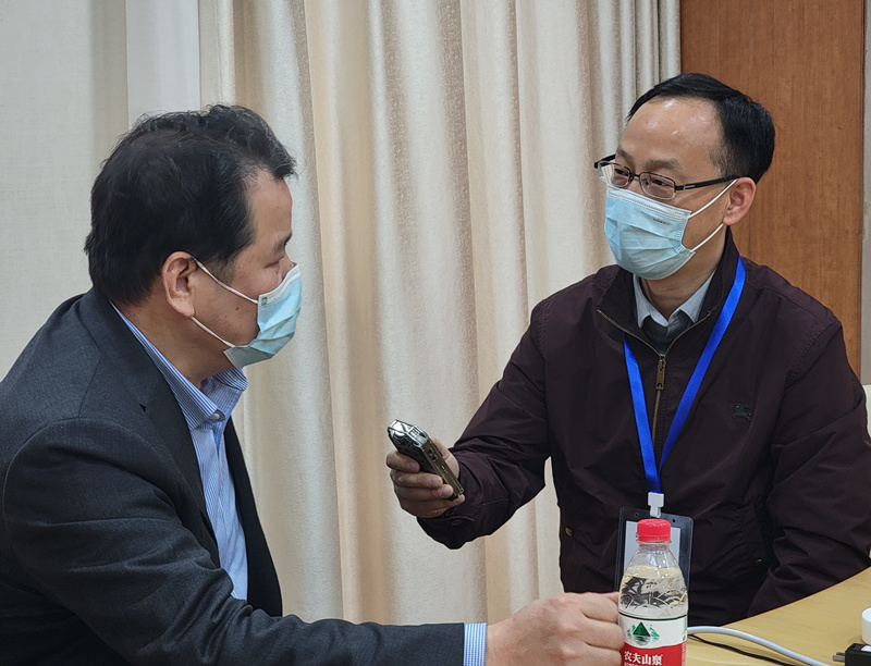 新闻广播记者翁常春采访省卫健委副主任夏时畅.jpg