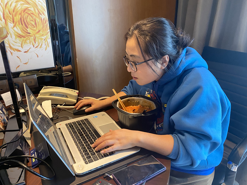 新闻广播记者王惠慧赶制北仑抗疫稿件.jpg