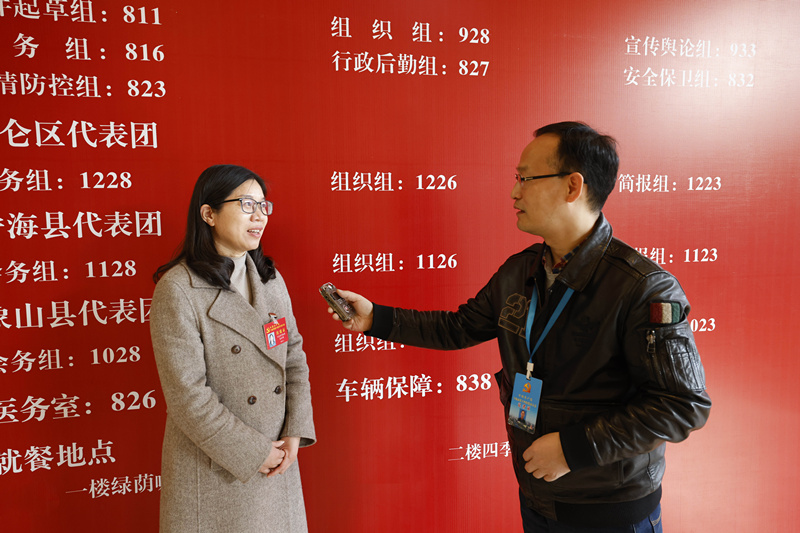 新闻广播记者翁常春采访党代表朱红明.jpg