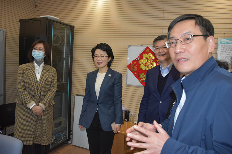 金彦部长参观考察广播直播间.JPG