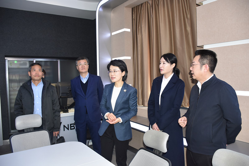金彦部长参观考察全媒体新闻指挥中心.JPG