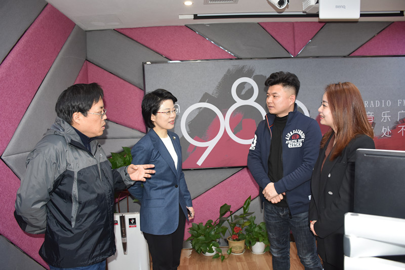 金彦部长与采编播人员亲切交谈.JPG